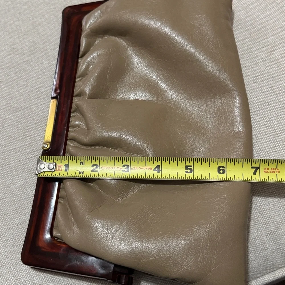 Gorgeous Vintage Clutch-Faux Leather-Lucite Trim in Brown-Gold Tone Metal Close - Picture 14 of 16